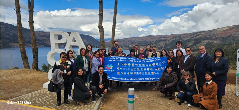 Estudiantes y docentes en una actividad de responsabilidad social